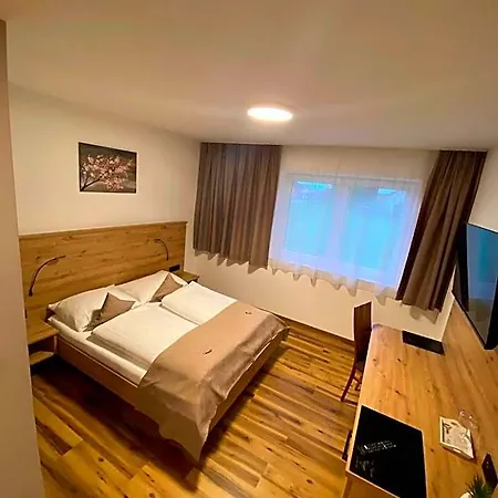Berger Hotel *